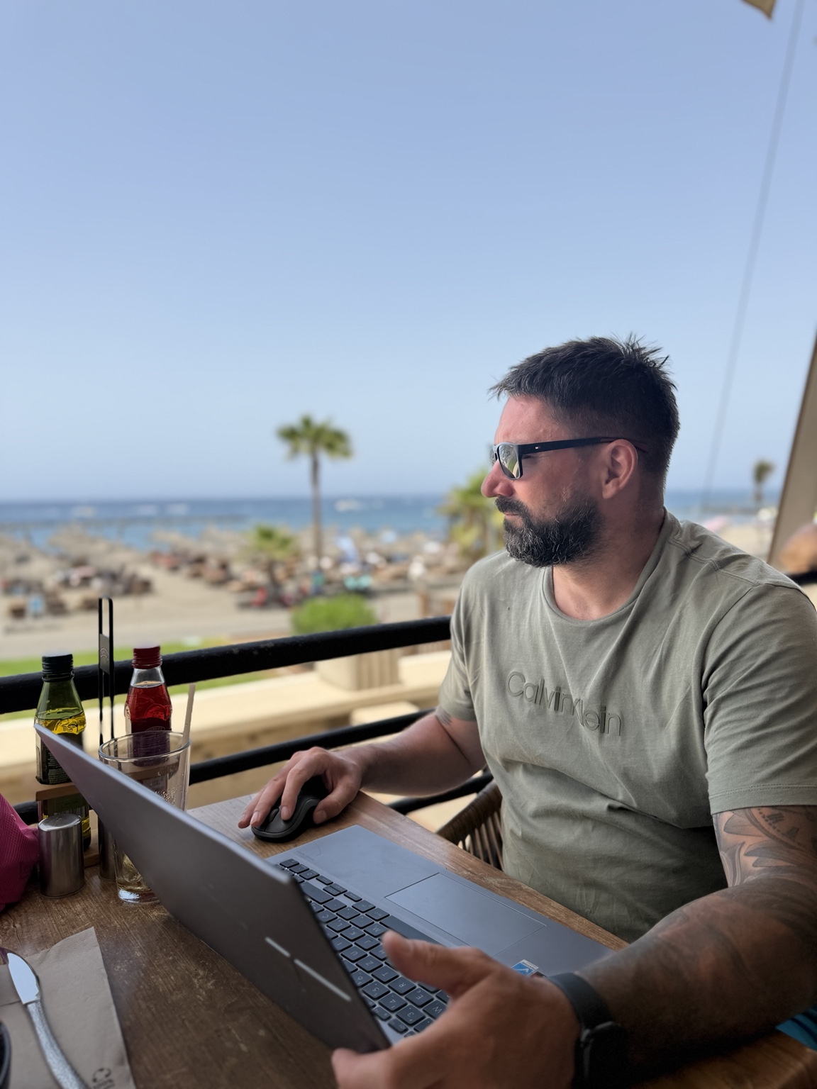 Danijel, osnivač projekta Tranquila SMC, za laptopom pored mora