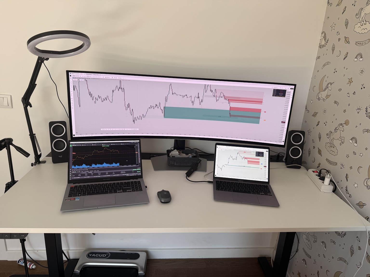 Danijelov radni prostor sa monitorom i dva laptopa za praćenje grafikona